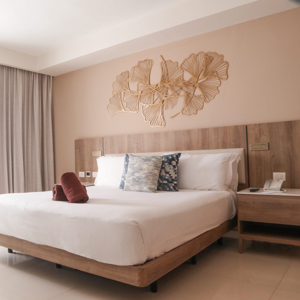 Resaltar la elegancia y calidad de la ropa de cama decorativa en hoteles, transmitiendo confort, limpieza y diseño sofisticado para mejorar la experiencia del huésped.