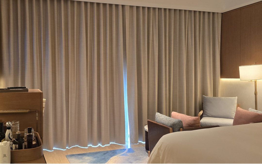 Cortinas a Medida vs Cortinas Estándar en Proyectos Contract